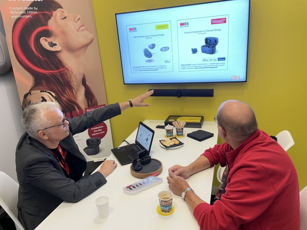 Neueste ReSound Hörgeräte und 3-in-1-Earbud Jabra Enhance - Martin Schaarschmidt (li.) bei einem der IFA-Pressegespräche