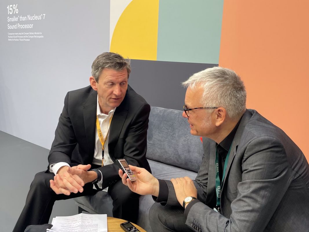 Launch des Soundprozessors Nucleus 8 beim EUHA-Kongress – Martin Schaarschmidt (re.) im Interview-Gespräch mit Roger Smith (li.), Senior Product Manager bei Cochlear in Sydney und seit Jahren selbst Träger von Cochlea-Implantaten (CI)