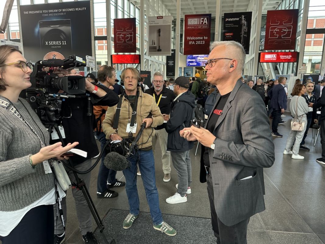 Imformierte über neueste ReSound Hörgeräte und die 3-in-1-Earbuds Jabra Enhance - Martin Schaarschmidt (li.) bei einem der IFA-Pressetermine