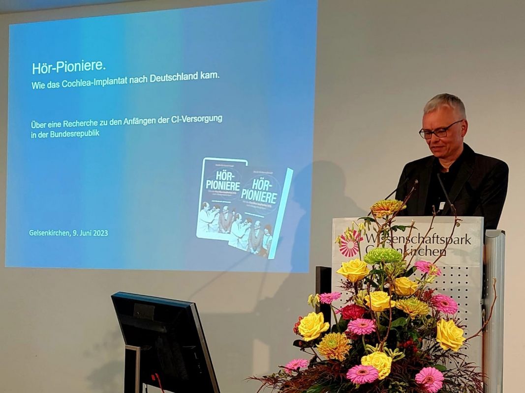 Einblicke in die Pionierzeit des Cochlea-Implantats - Martin Schaarschmidt bei einer Buchvorstellung auf der 8. Fachtagung der Deutschen Cochlea Implantat Gesellschan e.V. (DCIG) in Gelsenkirchen