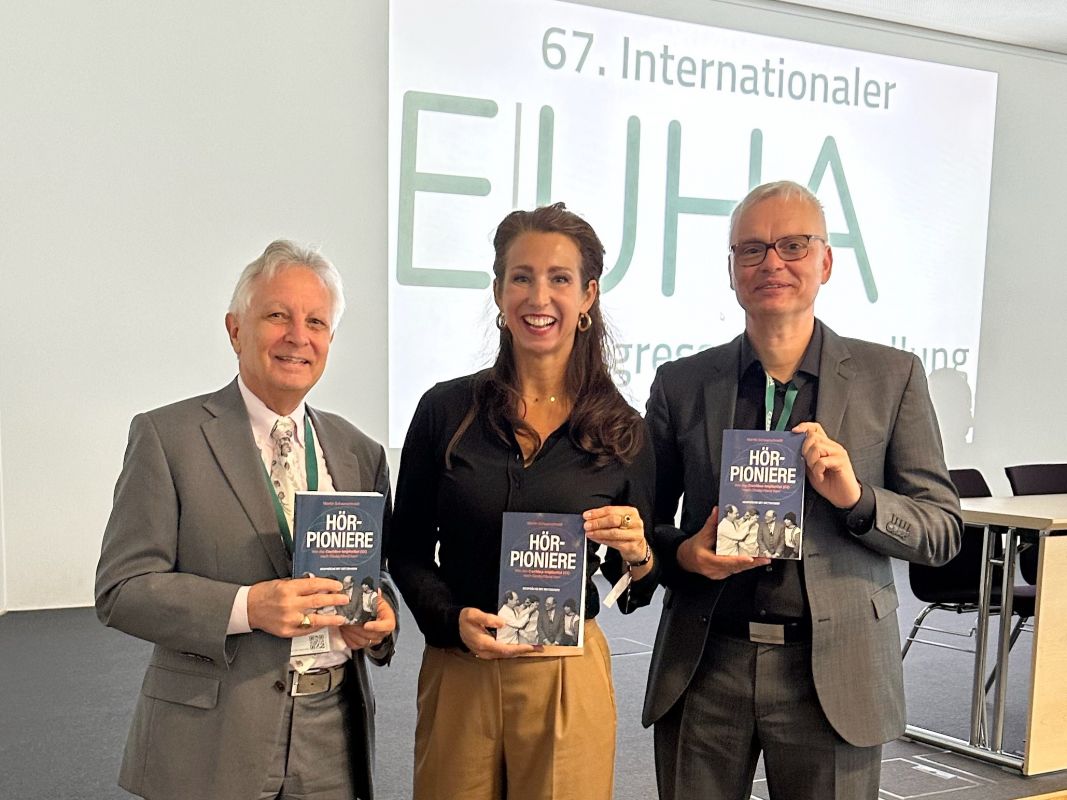 Martin Schaarschmidt (re.) mit seinen „Hör-Pioniere“-Interview-Partnern Professor Dr. Norbert Dillier aus Zürich (li.) und Eva-Keil Becker aus Koblenz (Mitte) beim CI-Tutorial des 67. EUHA-Kongresses in Nürnberg